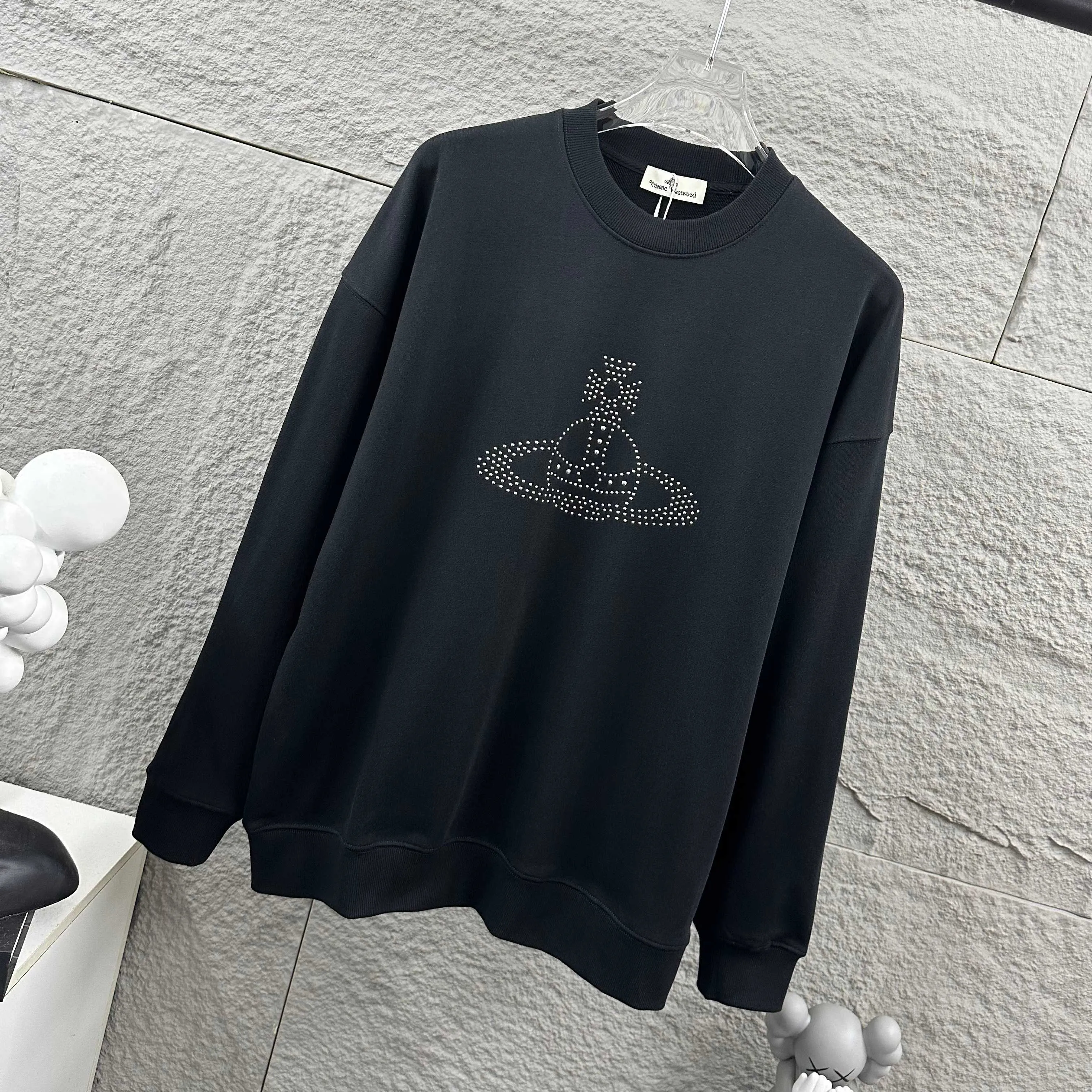 Vivienne 'Westwood' 2026 Early Autumn and Winter New Arrival Classic Letter Totem Three-dimensional Ironing Beading Technology Customized Terry Fabric Long-Sleeved Round Neck Sweatshirt Men and Women Same Style Color: Black White Size: S (90-130 pounds) M (120-150 pounds) L (140-165 pounds) XL (160-180 pounds) XXL (180 pounds)
